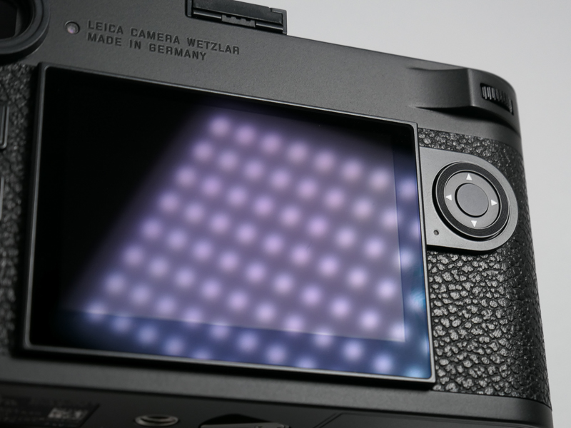 背面モニター部にはゴリラガラスを採用。より映り込みを抑えるコーティングとなった。写真は白いLEDライトを当てたところ