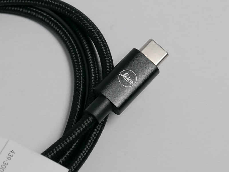 ライカM11とLeica FOTOSアプリを有線接続するための専用品で、カメラの充電などには使えない