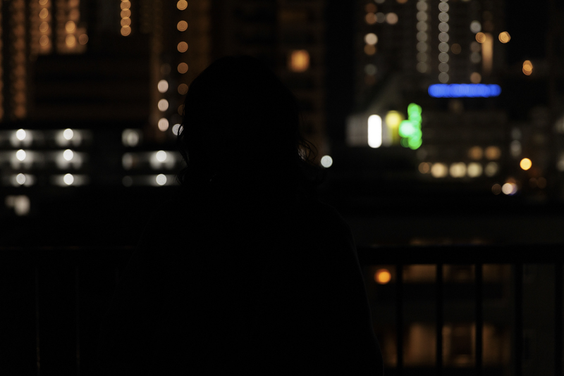 夜景に露出を合わせると人物は真っ暗になる