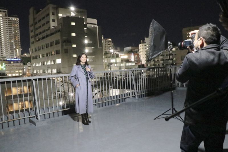 ソフトボックスを装着したHD-2PROを1灯、モデルの斜め左から、顔に当たるよう高い位置から発光