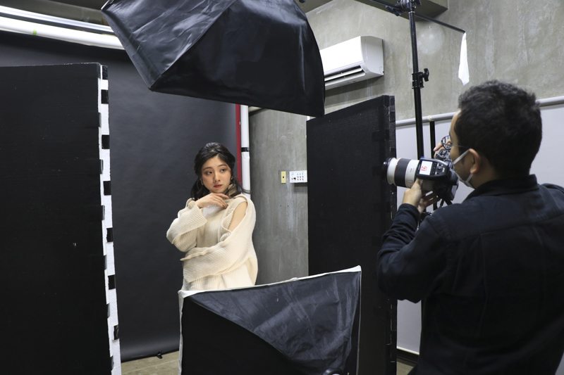 ソフトボックスを装着したバッテリーモノライトHD-400PROを上から発光し、下からバッテリーモノライトHD-200PROを発光