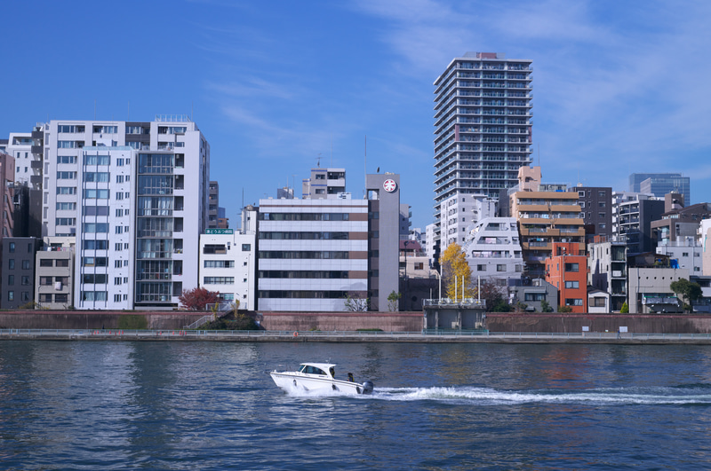 無限遠で少し遠めから都市風景を狙ったのですが、一部だけを拡大しても線が細すぎるほどの再現で、きわめて鮮鋭な写真を制作することができます。航空写真に使用すればテキの秘密基地をすぐに見つけ出すことができるでしょう。<br>ライカM11　アポ・ズミクロンM F2/50mm ASPH.（F5.6・1/1,000秒）ISO 200