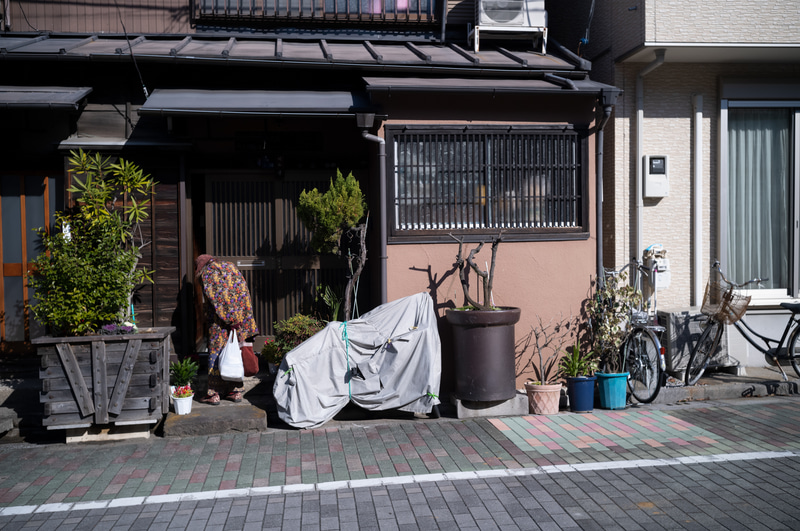 この写真もズマリット50mm F1.5です。ディテールを仔細に観察すると中央以外は“捨てた”印象です。が、だからどうしたのだという気分になります。筆者も撮影時の体調によって見え方が変わることがあるように、どこかしら人間くさい描写をする珍しいレンズです。複写目的でもない限り、鏡筒はちょっと重たいんですが普段使いします。<br>ライカM11　ズマリット F1.5/50mm（F8・1/250秒）ISO 200