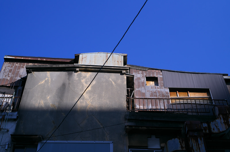 好物の青空に錆びたトタンですね。この組み合わせは、カメラや状況によらず筆者の中では撮らねばならない筆頭格の被写体になっています。でもシャドーの描写に注目ですね。何もしないのにそこまで写るんですかという印象です。<br>ライカM11　アポ・ズミクロンM F2/50mm ASPH.（F5.6・1/1,000秒）ISO 200