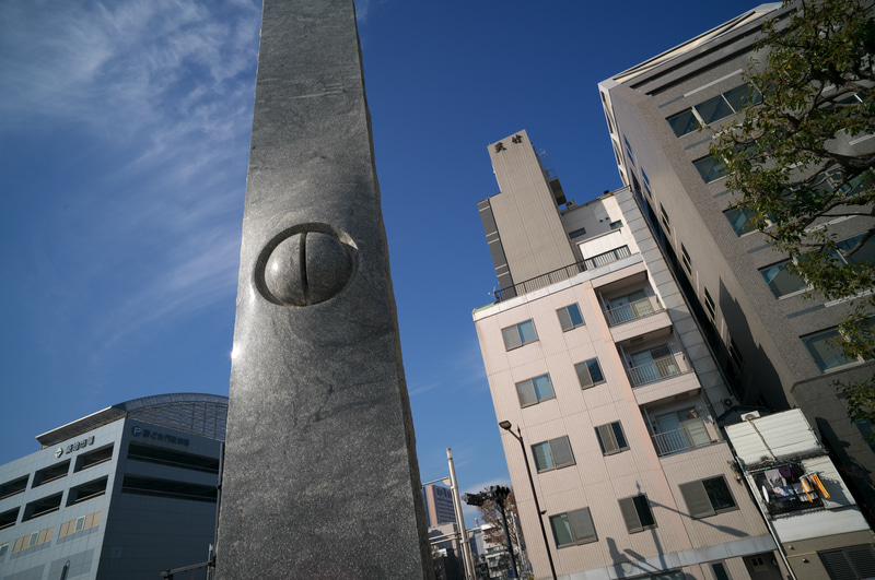 感動してしまったので、もういっちょエルマリートM 21mm F2.8で撮影した写真を載せますけどね、これも高画質ですねえ。非球面レンズ入りとかアポクロマートでもないのに素晴らしくよく写りますね。ライカカメラジャパンにお願いして6bitコード改造をしようかなあ。昔のニコンみたいに、新品ボディを購入するとレンズのAi改造は1本タダのような6bit改造サービスとかやってくれないですかねえ。<br>ライカM11　エルマリートM F2.8/21mm（F8・1/500秒）ISO 100