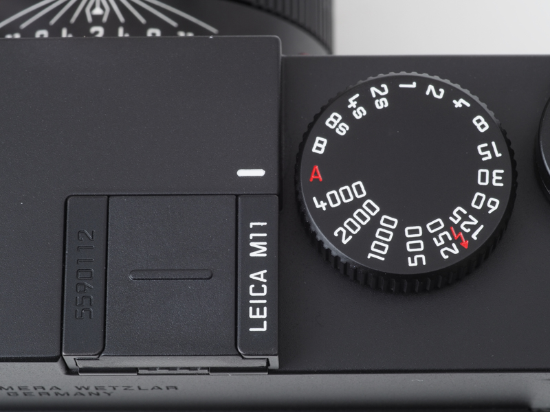 シャッターダイヤル周り。ボディ表面で機種名を表示してあるのは、アクセサリーシューのレールのところだけだという。これでは見せびらかす時にわかりづらくて困りますね。