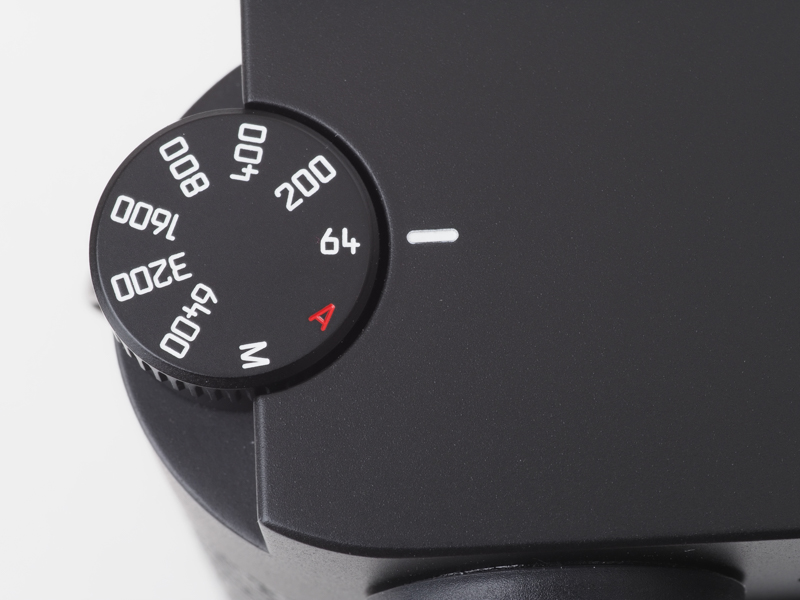 ISO感度ダイヤルは「100」の代わりに「64」となりました。