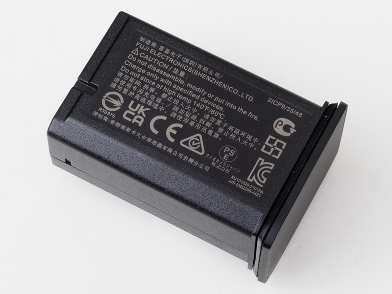 バッテリーですね。デカいです。ライカM11のボディ内空間は、この大きさを収めるためにも苦労しているのでしょう。中身のデバイスを動かさないといけませんし。でも満充電して、レンジファインダーだけで撮影すると一日くらいなら余裕でもつ印象でした。