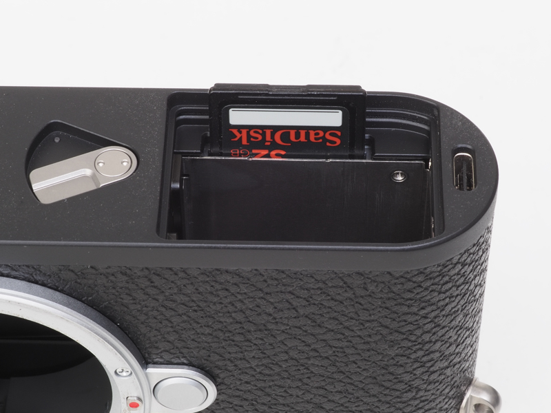 SDカードスロットはシングルですね。バッテリー室と同じところにあります。そしてバッテリーを抜かないとカード交換できません。つまりバッテリーが蓋の代わりをしているわけです。以前から思うのですが、この方式はコンデジみたいで少しイヤなわけです。