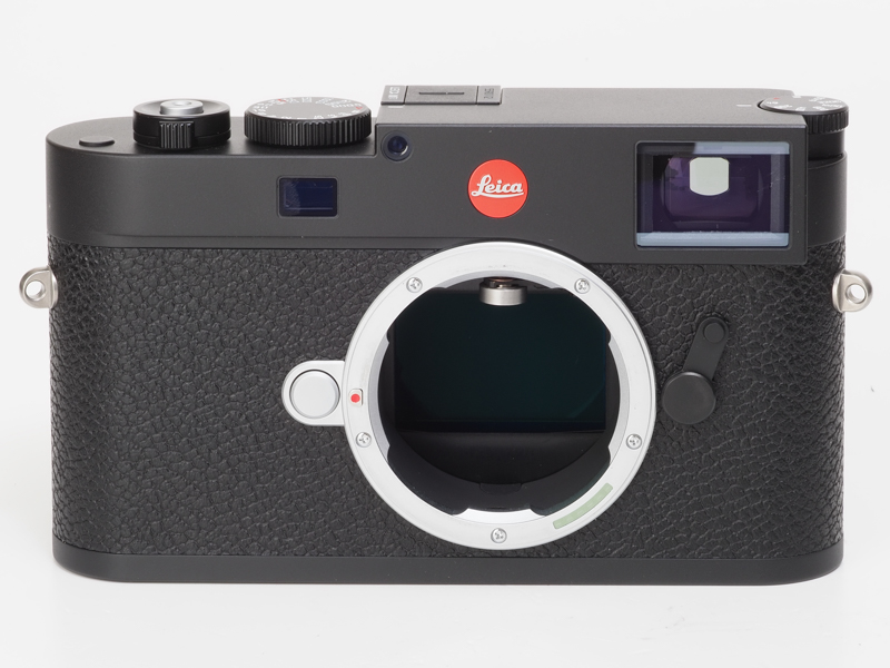 レンズを外してみます。Mマウントには6bitコードの読み取り窓があります。センサー面での測光になりましたので、内部は余計な出っ張りがありません。そういえばマウント12時位置のネジがなくなったのはいつからなんだろう。