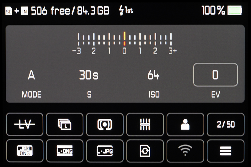 LCD表示は色味が少なくて品がいいですね。視認性もバッチリです。タッチパネル対応ですから、必要に応じて目的のアイコンをタッチすればOKです。