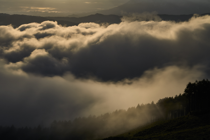 雲海に朝日が当たり始めると、雲はまた異なる表情を描き出す。質量を感じる厚みのある雲とその下に降り注ぐ光芒を迅速な構図変更によって切り取った1枚<br><span class="fnt-85">Leica SL2 / Leica Vario-Elmarit-SL 24-90mm f/2.8-4 ASPH. / 90mm / 絞り優先AE（F22、1/2秒、-2.0EV） / ISO 100 / WB:昼光</span>