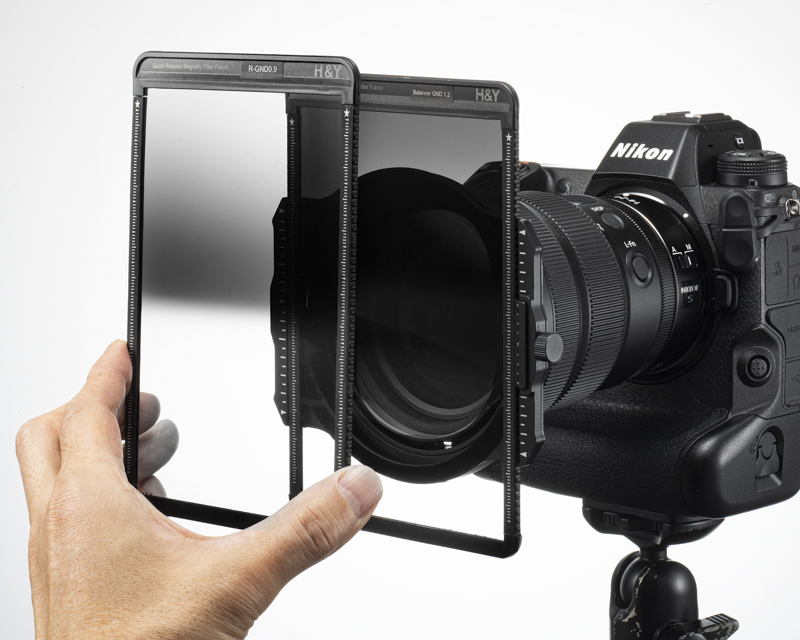 2枚のフィルターを重ねたり、位置を微調整したりすることもマグネット方式なので簡単におこなえる