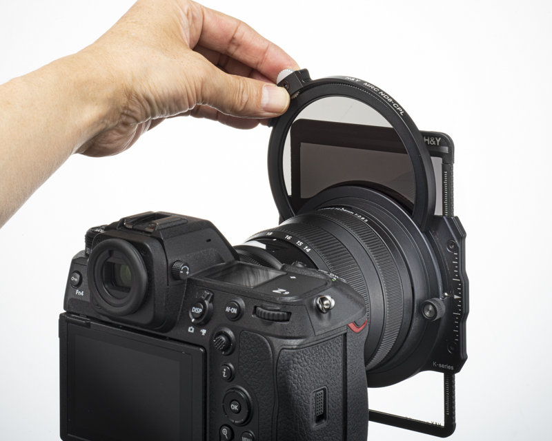 丸型フィルターは角型フィルターを付けたままドロップイン可能で、有り無しでの違いなどもすばやく確認できる