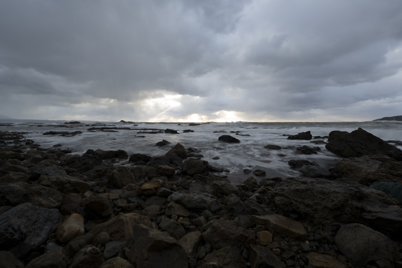 空に露出を合わせると手前の岩がアンダーになり黒つぶれが発生。空の光芒の部分も白飛びしている。そこでリバースGNDを使用することにした。