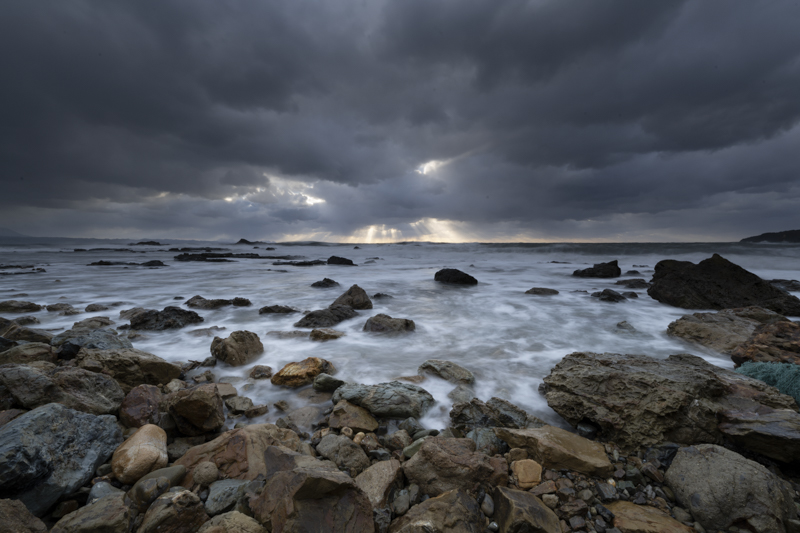 リバースGNDを使うと光芒の白飛びを抑えながら手前の岩も露光できた<br><span class="fnt-85">Z 7／NIKKOR Z 14-24mm f/2.8 S／14mm／絞り優先AE（F20、1.6秒、－0.7EV）／ISO 32／WB：オート</span>