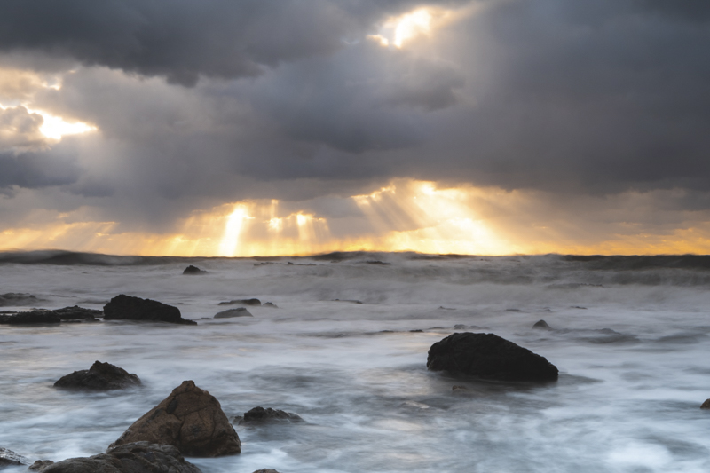 太陽に色が乗り、光の筋もはっきりとする