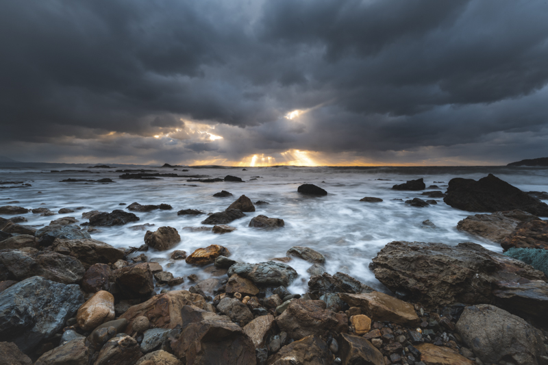 波や岩の存在が際立ち、遠景の光芒がアクセントとなったことで没入感のある写真に仕上がった