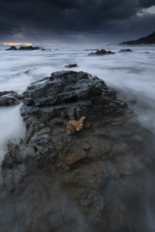 波を流すためにシャッター速度を落とすと白飛びしてしまうため、リバースGNDとバランサーGNDを重ね付けして露光を抑えている。バランサーGNDは逆付けして周辺減光のような効果を加えた<br><span class="fnt-85">Z 7／NIKKOR Z 14-24mm f/2.8 S／14mm／絞り優先AE（F18、1秒、－0.7EV）／ISO 64／WB：曇天</span>