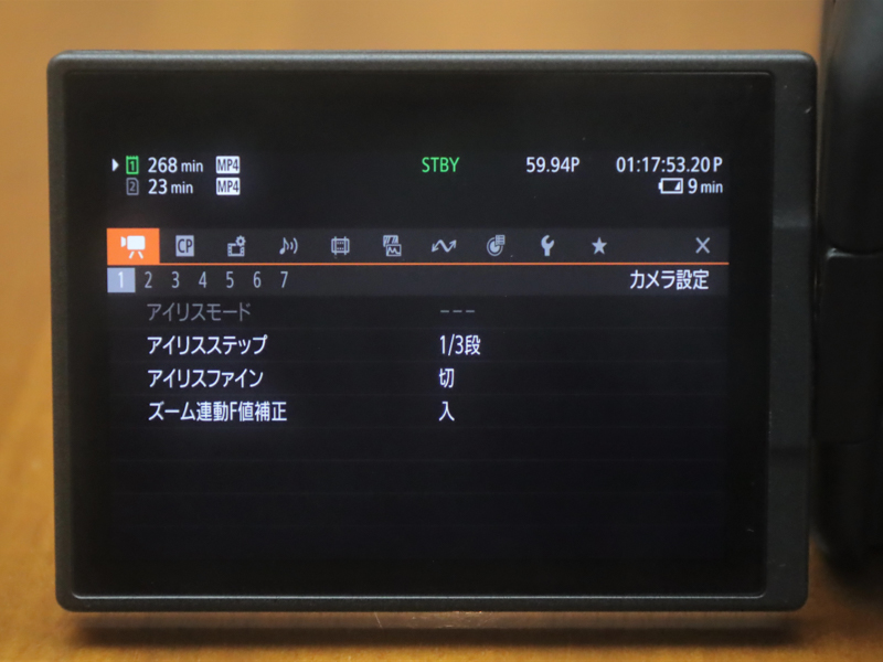 「VIDEO」のUI。他のCinema EOSと同様、外部モニターに接続することを想定したデザインだという