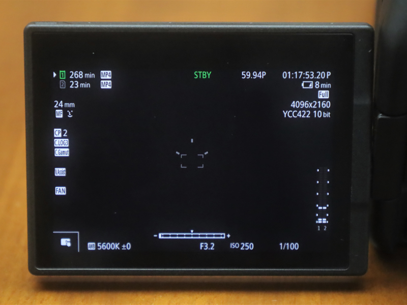 「VIDEO」のUI。他のCinema EOSと同様、外部モニターに接続することを想定したデザインだという