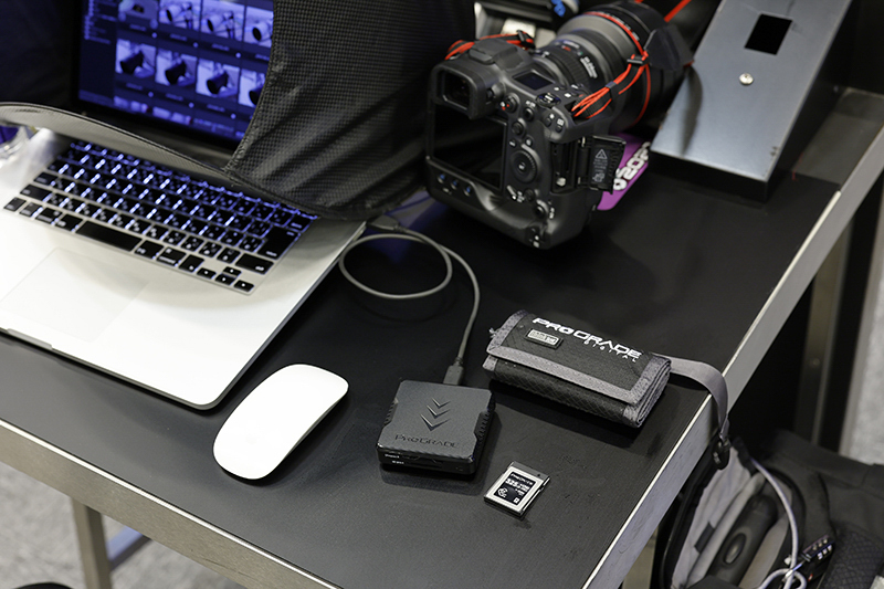 作業を助けてくれたのがプログレードのカードリーダー。今年はさらに新型のMacBook Proに買い替えたのでThunderbolt専用のカードリーダーに買い替えてさらなる転送の高速化を考えている