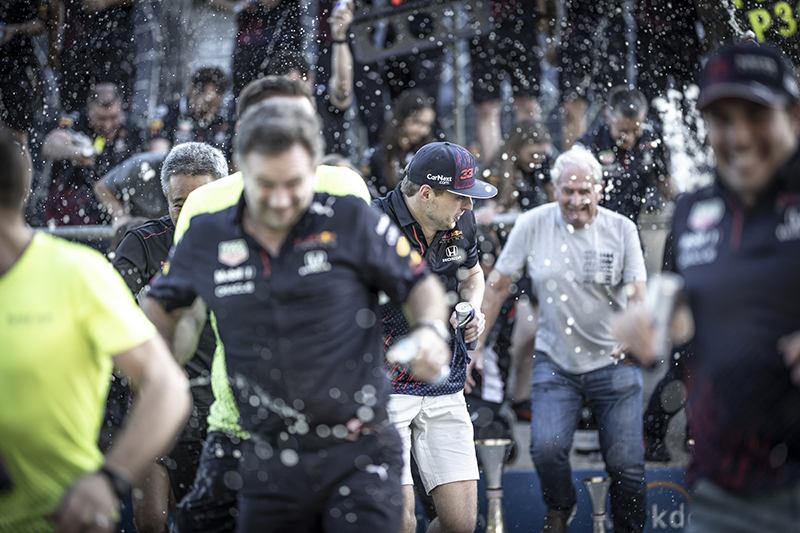 勝利後にあるチーム撮影の1コマ。喜びのシーンは絶対に逃せない<br><span class="fnt-85">EOS R3／RF85mm F1.2 L USM／85mm／絞り優先AE（F1.2､1/2,500秒、＋0.3EV）／ISO 400／WB：太陽光</span>