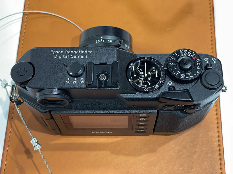 R-D1sの上面。巻き上げレバーでシャッターチャージを行うことにより消費電力を抑えている。情報表示（残り撮影可能枚数、記録画質、WB、電池残量）にはセイコーエプソンの腕時計用ムーブメントを使用