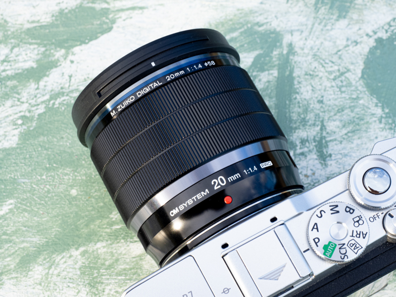 プロユースを想定した「PROレンズシリーズ」に属する本レンズ。外装は金属だ。幅広いフォーカスリングは適度な回転トルクを持ち、MF操作も快適。なお、フォーカスリングを前後させることでAF/MFを瞬時に切り替えられる「MFクラッチ機構」は本レンズにはない。