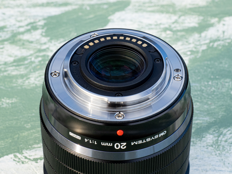 マウント部。耐久性の高い金属マウントを採用。対応カメラとの組み合わせで高い防塵防滴性能を発揮するため、マウント外周に水滴や埃の侵入を防ぐゴムリングが設けられている。