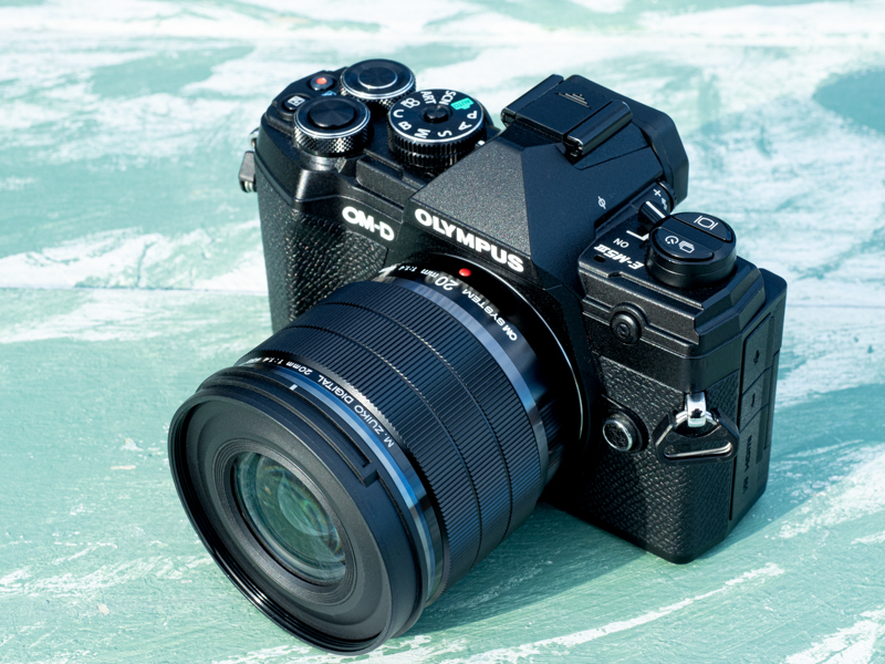 OM-D E-M5 MarkIIIとの組み合わせ。かつての銀塩一眼レフカメラを彷彿させる姿となる。この状態での重さは実測で約675g。IPX1相当の防塵防滴性能も活かせる、非常に軽量な組み合わせだ。