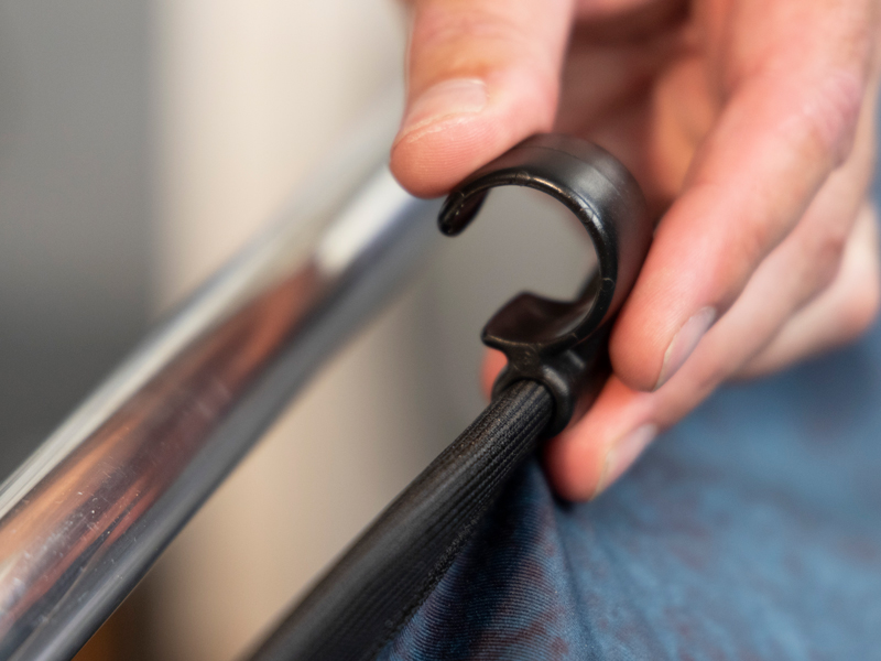 背景カバーのクリップをフレームに留めて組み立てる