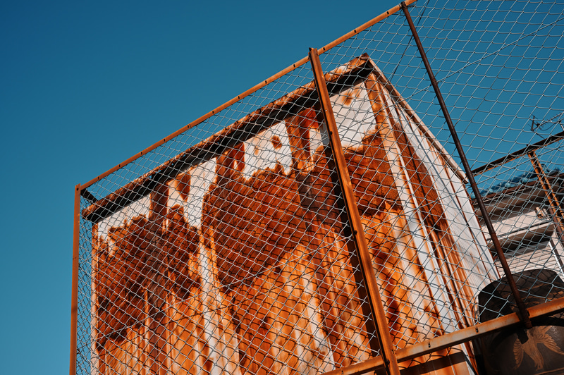 好物の錆ですが、なんか問題ありますか。カラーモードを「ティールアンドオレンジ」にして錆を強調してみました。青空の方に影響出ますけどね。やはりノーマルで大丈夫かしら。<br>SIGMA fp L　28-70mm F2.8 DG DN | Contemporary（F9.0・1/1,250秒）ISO 400