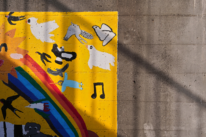 壁面を複写するような感じで。こういう写真も意味深にしたくなるのですが、小手先でいじったところでたいして変わりはしません。素晴らしく均質性の高い像ですね。<br>SIGMA fp L　28-70mm F2.8 DG DN | Contemporary（F8.0・1/1,000秒）ISO 400