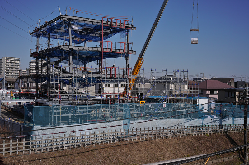 カメラとレンズがまじめに収差補正しているのに、撮影者がカメラを傾けて画面が曲がったりすると夜も眠れなくなるので真っ直ぐ撮りました。あ、画素数高いから画面が曲がってもあとでトリミングして修正してもいいだけど、そこは潔く。<br>SIGMA fp L　28-70mm F2.8 DG DN | Contemporary（F10・1/1,600秒）ISO 400