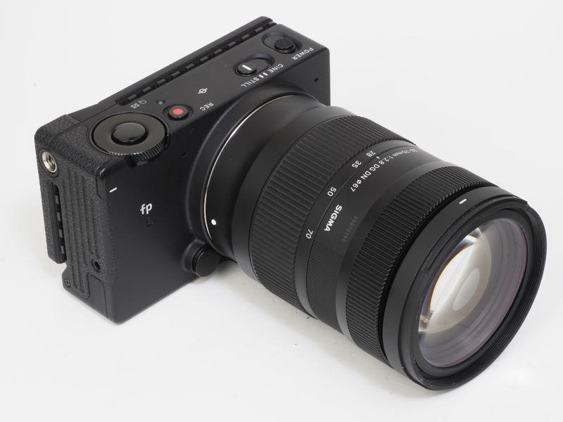 レンズを含めて一見すると無機的な装置なんだけど、手にしてみると、良いツールだと感じるわけ。あれこれ設定したりすることが好きな人にはつまらないですかねえ。機能面でも十分だと思いますけどね。