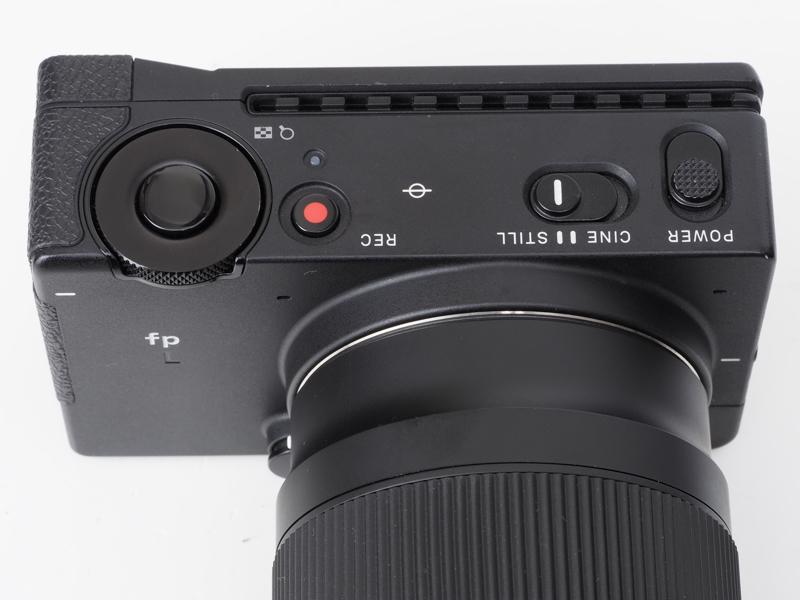 ボディ上面にはモードダイヤルもないし色気はありません。筆者の街歩きスタイルだとPモードに設定して、気に入らなければダイヤルでプログラムシフトさせちゃうという考え方ですね。シャッターボタン周りのダイヤル大型で回しやすくシフトには便利です。