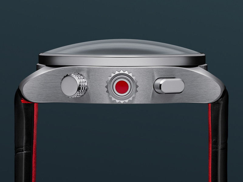 側面。プッシュ式リューズにはセラミック製の赤いインサート付き。ドーム風防にはレンズのようなカーブ