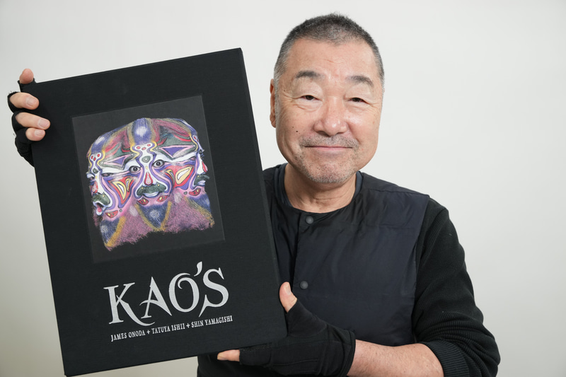 写真集『KAO'S』。ジェームス小野田さんの顔に石井竜也さんがペインティングを施し、それを撮影していった。写真集のケースは布張り仕上げで、本体も黒の締まりや原色系の色、金などの色味がキッチリと再現される用紙を用いた贅沢な仕上がりとなった。