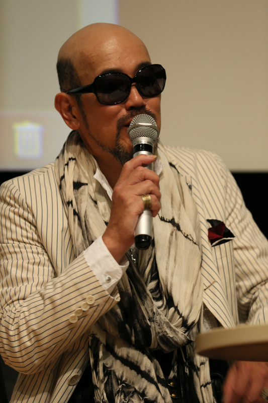 石井竜也さん（左）とジェームス小野田さん（右）。「KAO'S2」展のアーティストトークより。