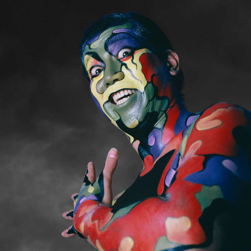 「KAO'S2」展で展示した作品のひとつ。顔全体にペインティングを施すため、画材によっては色素が沈着してしまう恐れがあった。