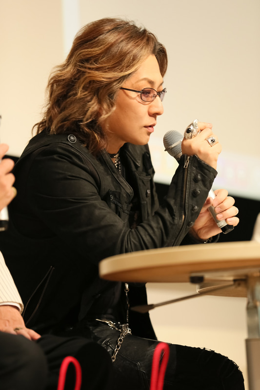 石井竜也さん（左）とジェームス小野田さん（右）。「KAO'S2」展のアーティストトークより。