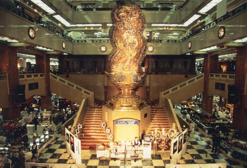 日本橋三越本店で展示した時の様子。1階中央の吹き抜けが会場でした。