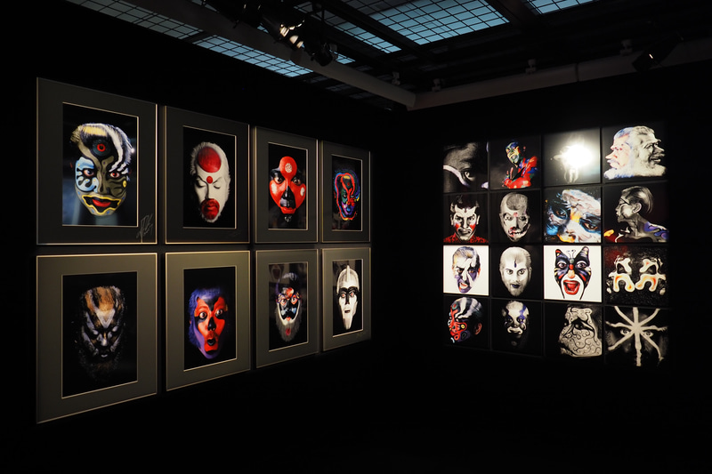 この展示では写真集『KAO'S』をキヤノンEOS 5Ds（約5,000万画素のフルサイズ一眼レフ）で複写して作品を仕上げました。