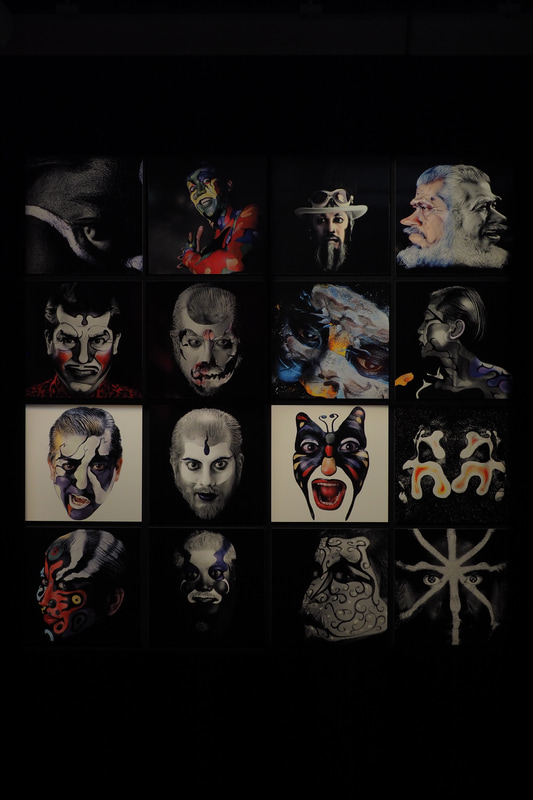 「KAO'S2」展示風景より。一人の人物の顔がベースになっているとは思えないほど、様々な「顔」が作品となっていきました。