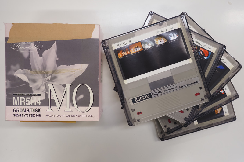 作品データを収めたMO。これら5.25インチサイズのディスクを読めるドライブをお持ちの方を探しています。