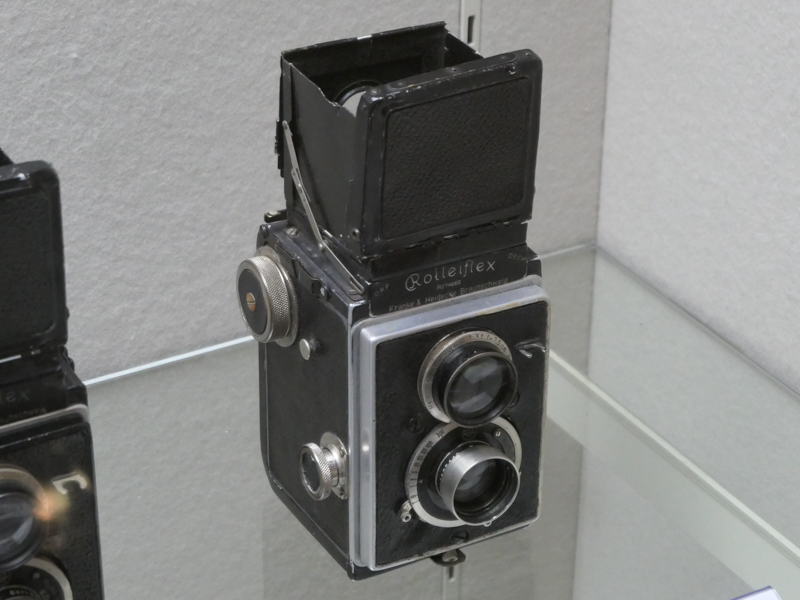 ローライフレックス（1929年）。120フィルム対応は1932年の「ローライフレックス スタンダード」、フィルム装填時に1枚目で自動停止するオートマット機構は1937年の「ローライフレックス オートマット」から