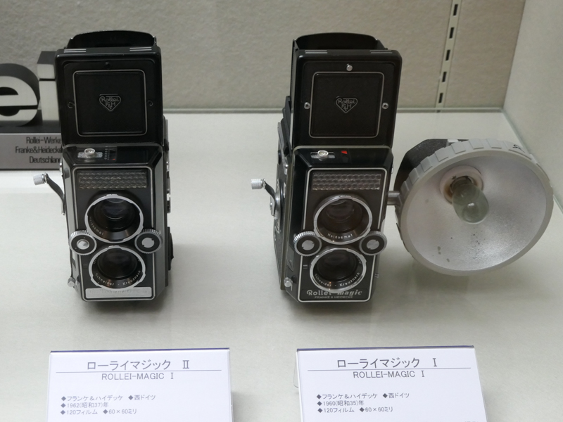 電気露出計を内蔵して、プログラムAE撮影に対応した「ローライマジック」（右。1960年）。左は1962年登場の改良型