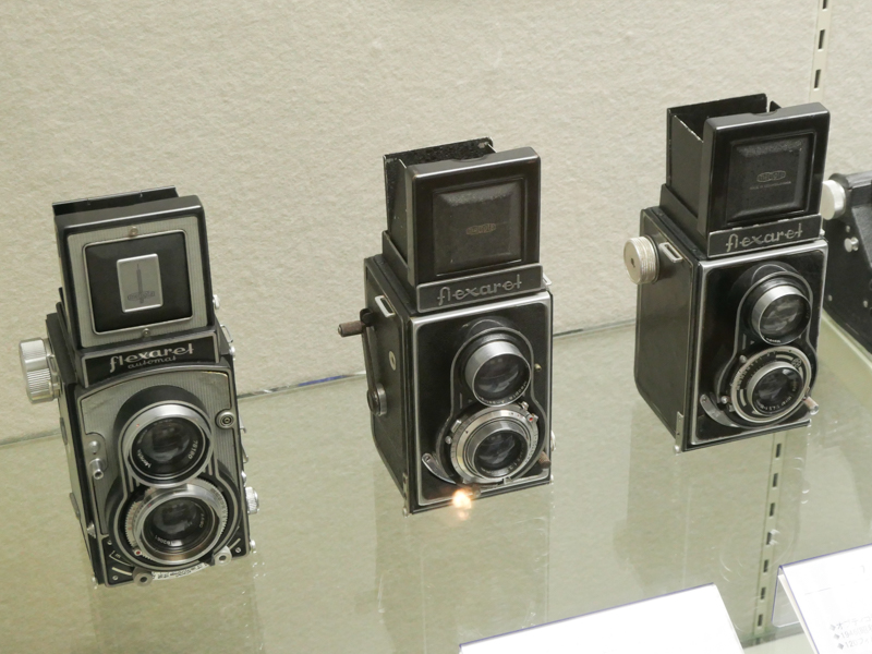 カメラや写真集など、約200点を展示している