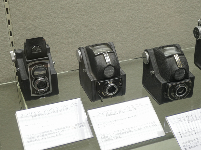 カメラや写真集など、約200点を展示している